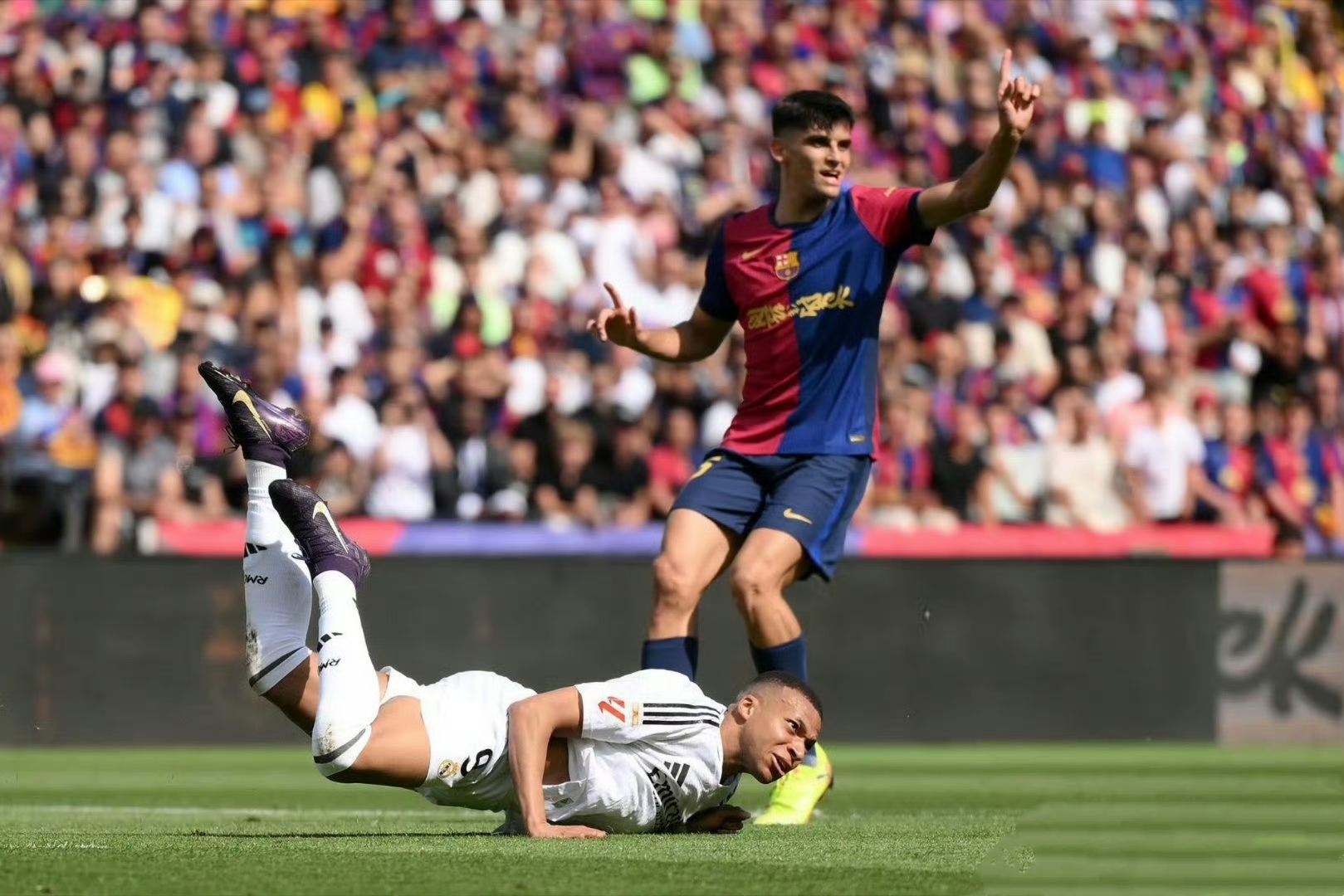 yabo-巴塞罗那训练开放日，冲刺阶段完成体检引欢呼，法甲在即，临场指挥获称赞-yabo